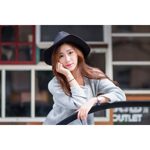 フリー写真, 人物, 女性, アジア人女性, 楚珊（00053), 帽子, 頬杖をつく