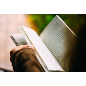フリー写真, 人体, 手, 本（書籍）, 読む（読書）