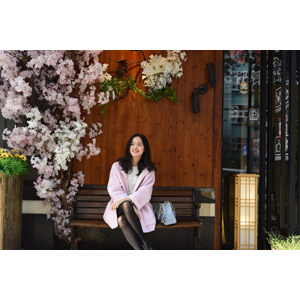 フリー写真, 人物, 女性, アジア人女性, 座る（ベンチ）, 足を組む, 人と花