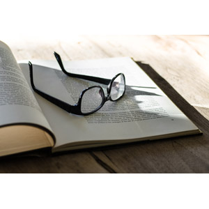フリー写真, 眼鏡（メガネ）, 本（書籍）