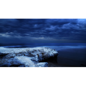 フリー写真, 風景, 自然, 岩, 海岸, 海, 暗雲, 青色（ブルー）