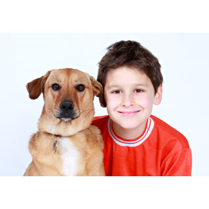 フリー写真, 人物, 子供, 男の子, 外国の男の子, アメリカ人, 人と動物, 動物, 哺乳類, 犬（イヌ）, 白背景