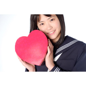フリー写真, 人物, 少女, アジアの少女, 日本人, 少女（00048), 学生（生徒）, 高校生, セーラー服（学生服）, 学生服, ハート, プレゼント箱, 白背景