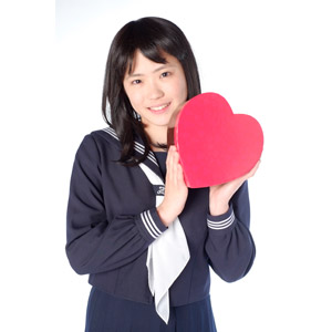 フリー写真, 人物, 少女, アジアの少女, 日本人, 少女（00048), 学生（生徒）, 高校生, セーラー服（学生服）, 学生服, ハート, プレゼント箱, 白背景