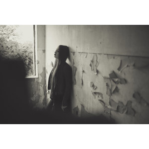 フリー写真, 人物, 女性, 外国人女性, 人と風景, 廃墟, 目を閉じる, モノクロ