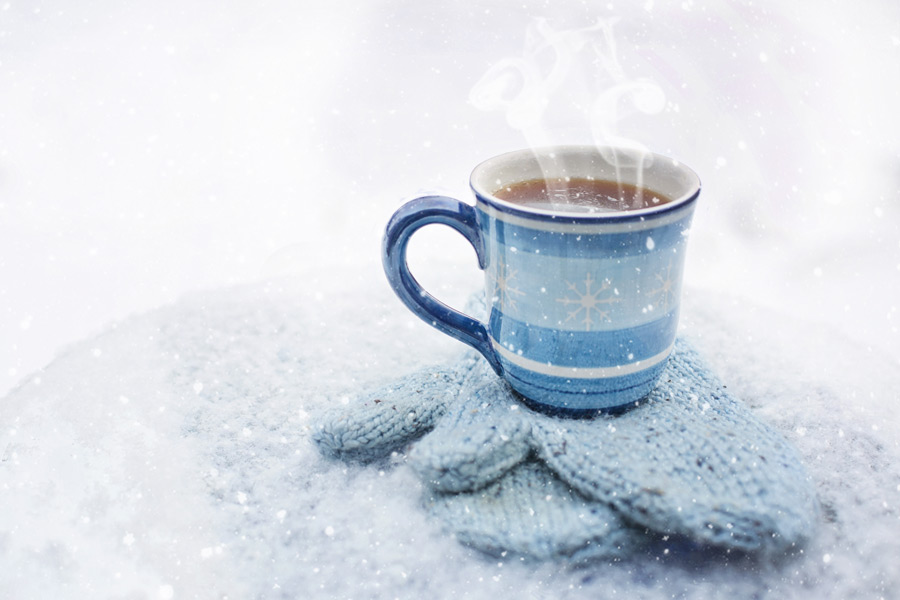 フリー写真 雪と手袋の上に置かれた温かいコーヒー
