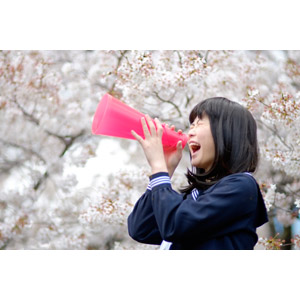 フリー写真, 人物, 少女, アジアの少女, 日本人, 少女（00048), 学生（生徒）, 高校生, セーラー服（学生服）, 応援する, メガホン（拡声器）, 叫ぶ, 桜（サクラ）, 春, 人と花