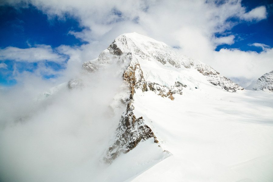 フリー写真 雪に覆われるユングフラウヨッホの山