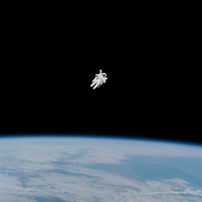 フリー写真 宇宙を漂う宇宙飛行士