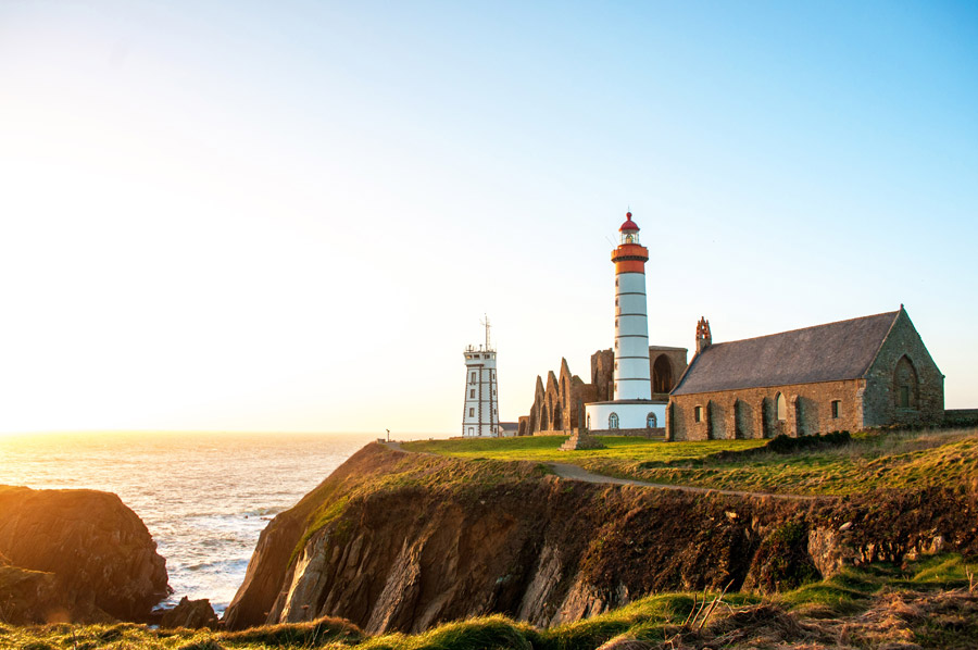 フリー写真 サン＝マチュー岬の灯台と修道院跡の風景