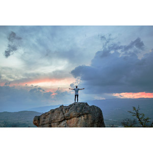 フリー写真, 人物, 人と風景, 後ろ姿, 岩, 歓喜, 手を広げる, 雲