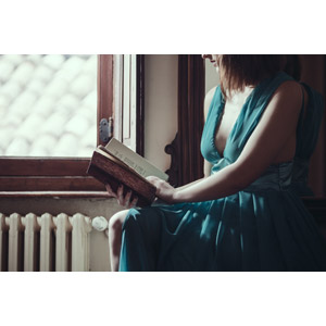 フリー写真, 人物, 女性, 外国人女性, 読む（読書）, 本（書籍）, ドレス