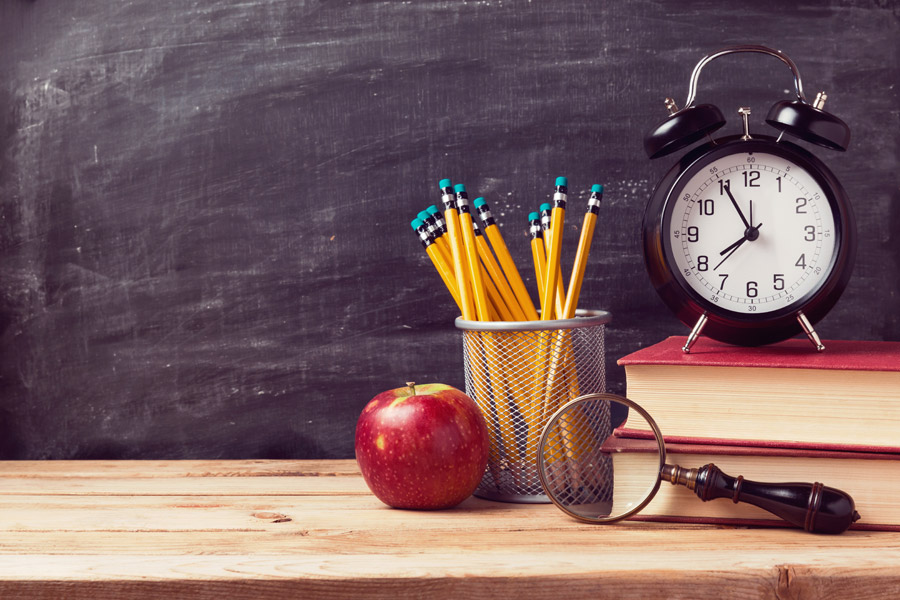 フリー写真 鉛筆と本と時計などの学校のイメージ