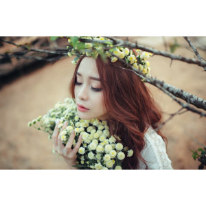 フリー写真, 人物, 女性, アジア人女性, 女性（00127), ベトナム人, 人と花, 花束, 花, 枝, 目を閉じる