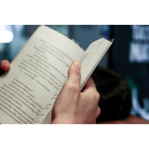 フリー写真, 人体, 手, 本（書籍）, 読む（読書）
