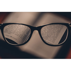 フリー写真, 眼鏡（メガネ）, 本（書籍）, 視力