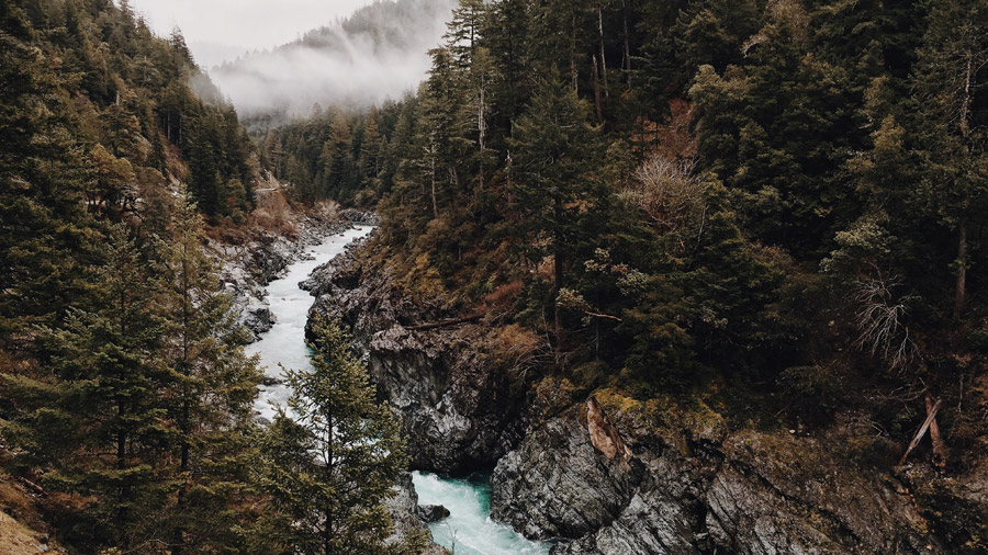 フリー写真 霧のかかるアメリカの渓谷の風景
