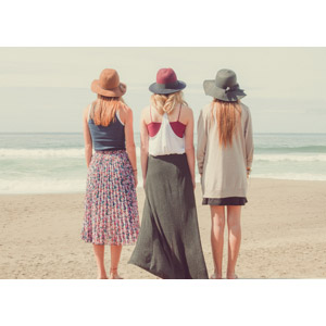 フリー写真, 人物, 女性, 外国人女性, 三人, 後ろ姿, 帽子, ビーチ（砂浜）