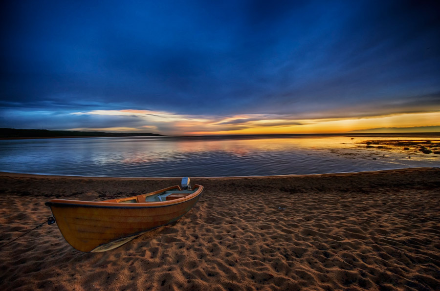 フリー写真 ボートのある夕暮れのビーチの風景