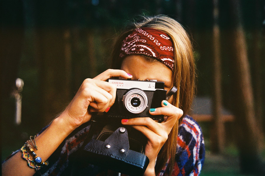 フリー写真 トイカメラで写真を撮る外国人女性