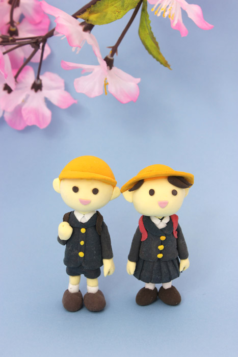 フリー写真 桜の花と小学生の人形