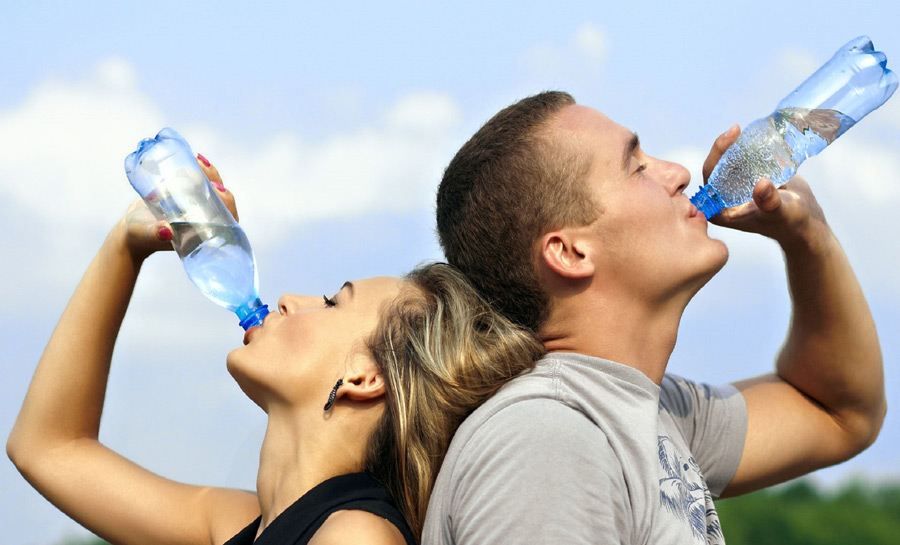 フリー写真 水を飲んでいる外国のカップル