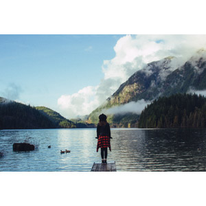 フリー写真, 人物, 女性, 外国人女性, 後ろ姿, 人と風景, 山, 湖, 雲, 青空, カナダの風景, 眺める