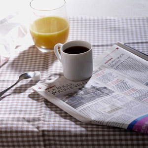 フリー写真, 朝食, 新聞, 飲み物（飲料）, コーヒー（珈琲）, コーヒーカップ, オレンジジュース
