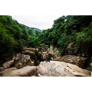 フリー写真, 風景, 河川, 渓谷, 山, 岩, 人と風景, 男性, 後ろ姿, ベトナムの風景