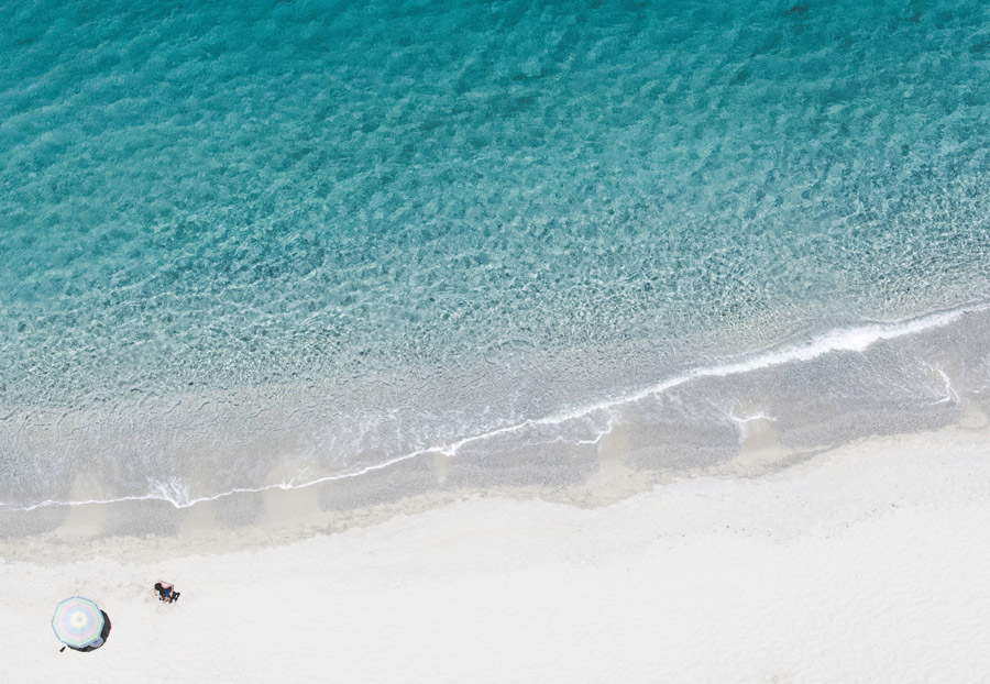 フリー写真 真上から見る海とビーチと海水浴客