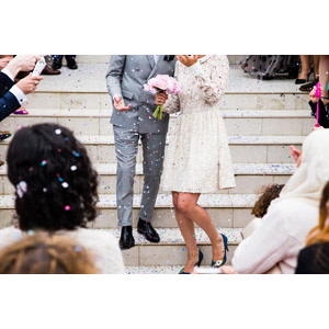 フリー写真, 結婚式（ブライダル）, 人物, カップル, 花婿（新郎）, 花嫁（新婦）, ブーケ, 紙吹雪, 階段