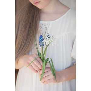 フリー写真, 人物, 子供, 女の子, 外国の女の子, 人と花, 植物, 花, ムスカリ