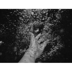 フリー写真, 人体, 手, 水中, 泡, モノクロ