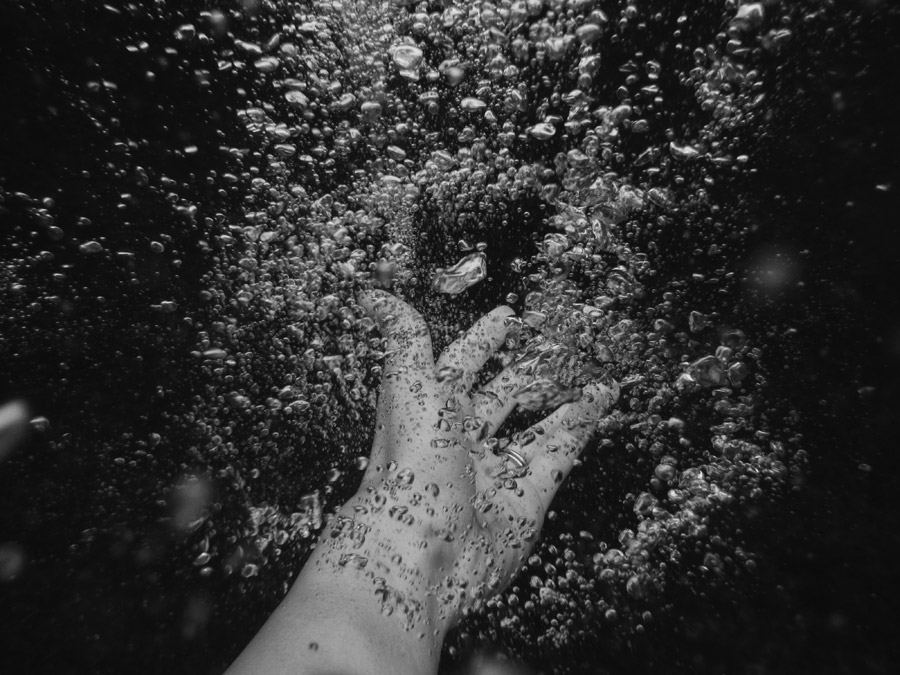 フリー写真 水中の泡と手
