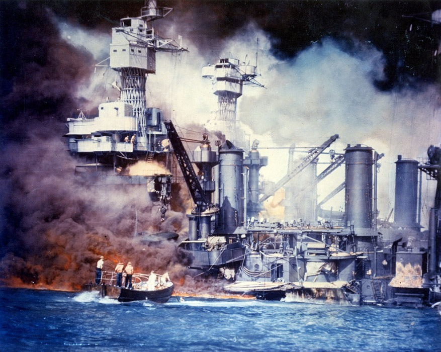 フリー写真 真珠湾攻撃により炎上する戦艦のウェストバージニア