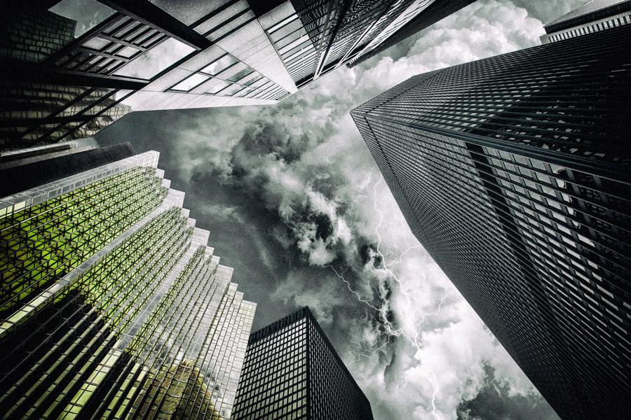 フリー写真 オフィスビルと稲妻の走る空の風景