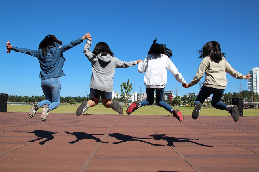 フリー写真 手をつないでジャンプする4人の女の子でアハ体験 Gahag 著作権フリー写真 イラスト素材集