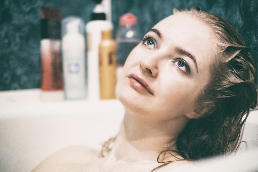 フリー写真 お風呂に入ってくつろぐロシア人女性