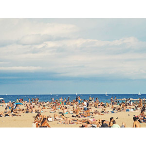 フリー写真, 人物, 人込み（人混み）, 人と風景, ビーチ（砂浜）, 海, 海水浴, スペインの風景, バルセロナ, バケーション, レジャー