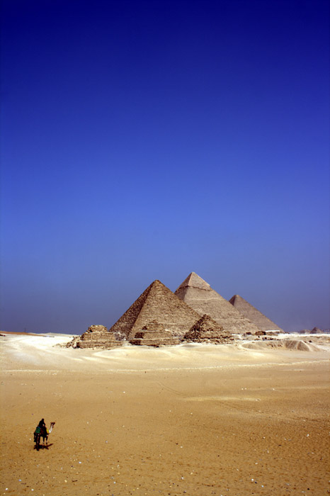 フリー写真 ギザのピラミッドとラクダに乗る人物