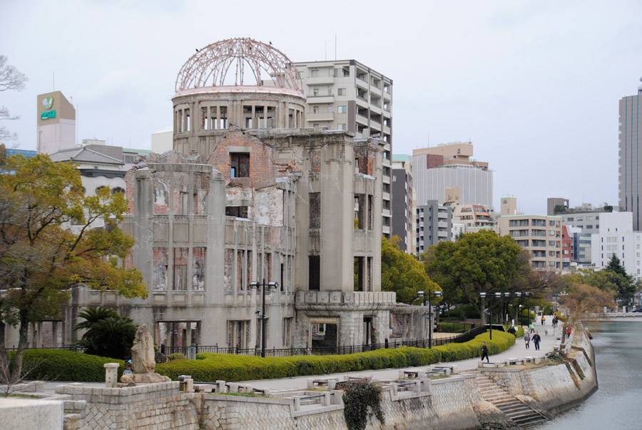 フリー写真 広島平和記念碑の原爆ドーム