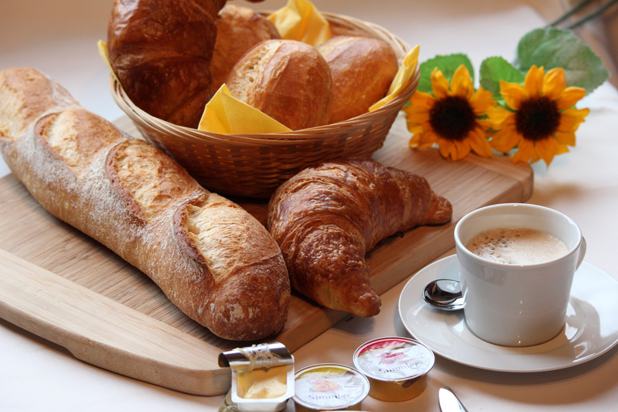 フリー写真 パンとコーヒーの朝食