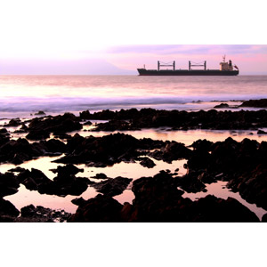 フリー写真, 風景, 夕暮れ（夕方）, 海岸, 海, 乗り物, 船, 貨物船, チリの風景
