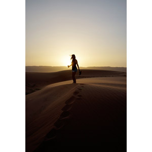 フリー写真, 人物, 女性, 人と風景, 砂漠, 夕暮れ（夕方）, 夕日, 日の入り, ヨルダンの風景