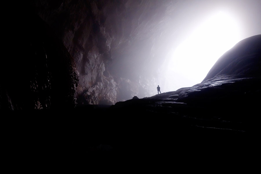 フリー写真 太陽の光とソンドン洞窟に立つ人物のシルエット