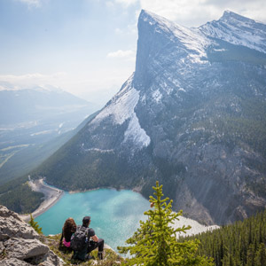 フリー写真, 人物, カップル, 人と風景, 後ろ姿, 眺める, 山, 湖, カナダの風景, 二人