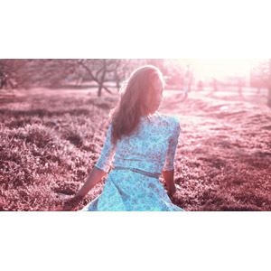 フリー写真, 人物, 女性, 外国人女性, ロシア人, 座る（地面）, 太陽光（日光）