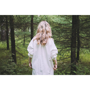 フリー写真, 人物, 女性, 外国人女性, 後ろ姿, 人と風景, 森林