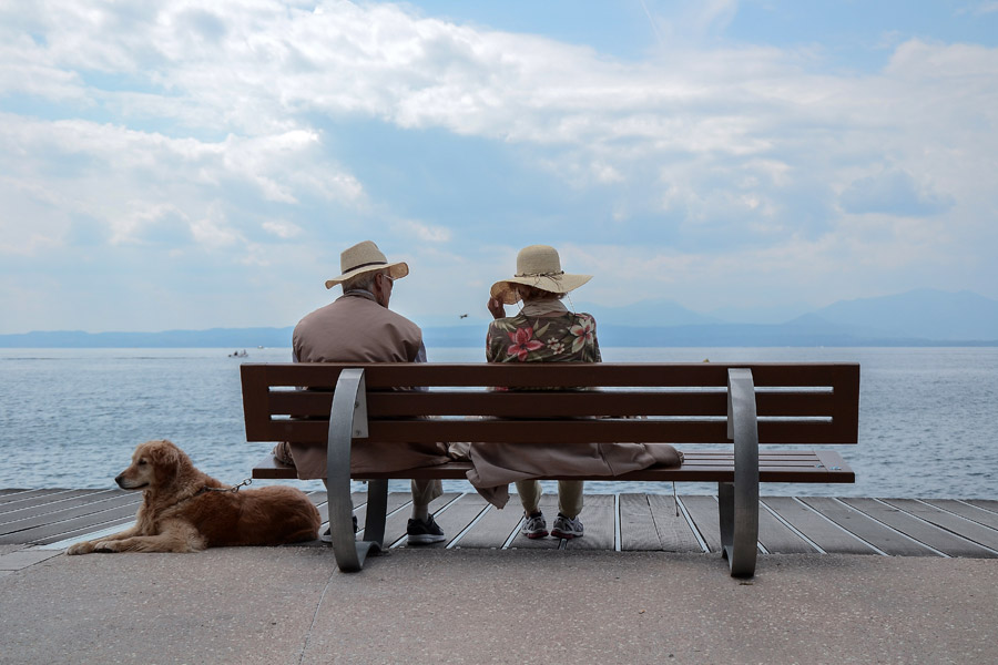 フリー写真 ベンチに座る老夫婦とペットの犬
