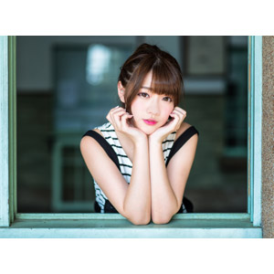 フリー写真, 人物, 女性, アジア人女性, 欣欣（00001), 中国人, 頬杖をつく